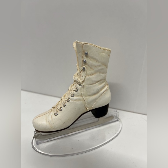 🔺$23🔺FIGURE 8 - JUST THE RIGHT SHOE by Raine - 4” miniature - Picture 4 of 8